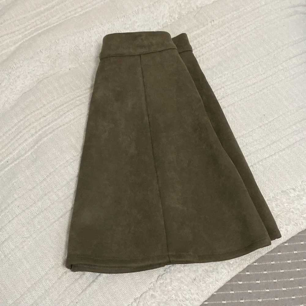Olive green suede skirt with buttons - Picture 4 of 5